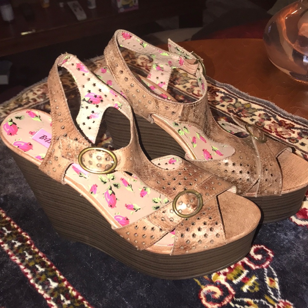 NWOT Betsey Johnson wedges size 8.5